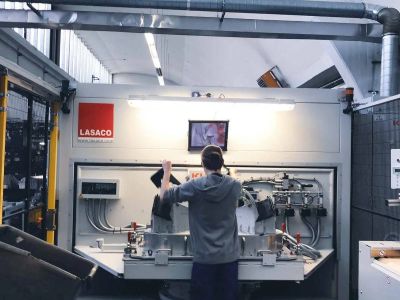 Bedienmonitor einer CO2-Laserschneidanlage mit Schnittprogramm