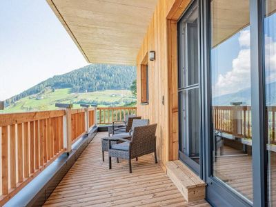 Terrasse einer Ferienwohnung mit Blick auf die umliegenden Berge