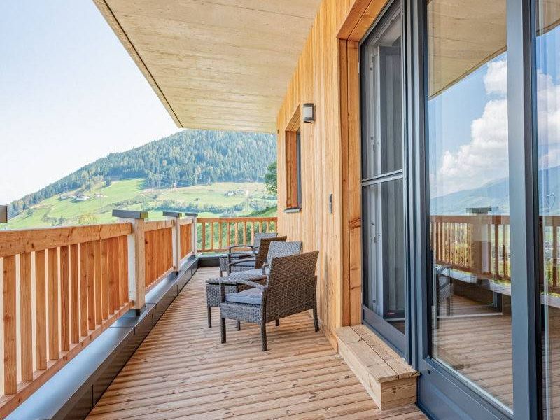 Terrasse einer Ferienwohnung mit Blick auf die umliegenden Berge