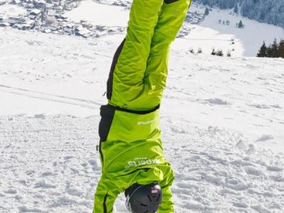 Skilehrer von Snow Experts in Vereinsjacke auf der Piste
