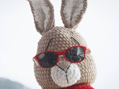 Shop window display at Optik Maurer featuring a hare motif