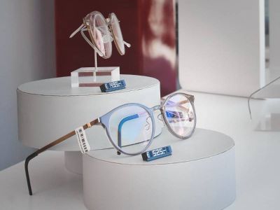 The Optik Maurer website shown on a smartphone